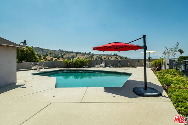 8471 Vine Valley Drive, Sun Valley (los Angeles), CA 91352