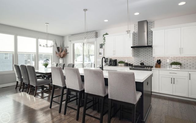 16818 Glenhurst Drive, Macomb, MI 48044