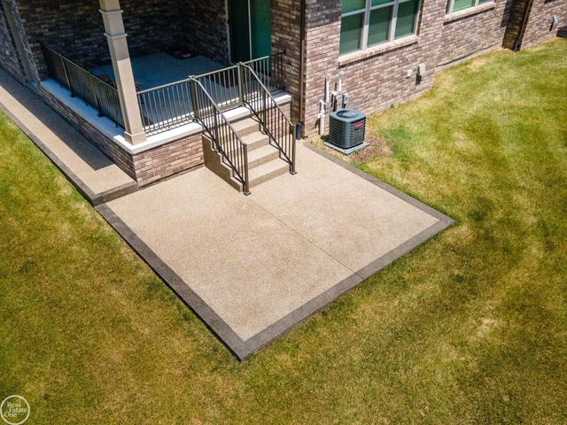 16818 Glenhurst Drive, Macomb, MI 48044