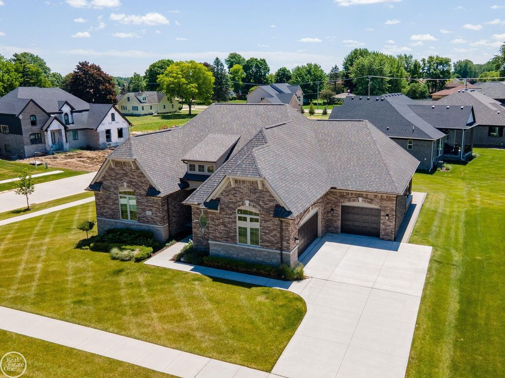 16818 Glenhurst Drive, Macomb, MI 48044