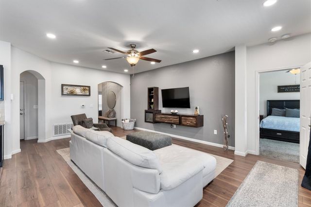 300 Camellia DR, Hutto, TX 78634