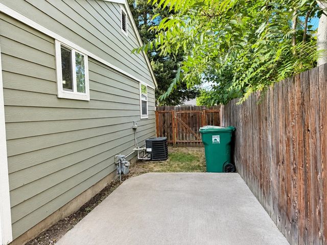 1407 W Kiernan Ave, Spokane, WA 99205
