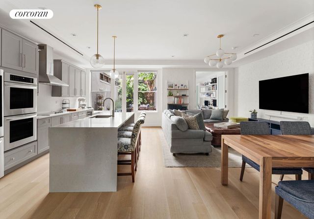 9 E 82ND Street, New York City, NY 10028