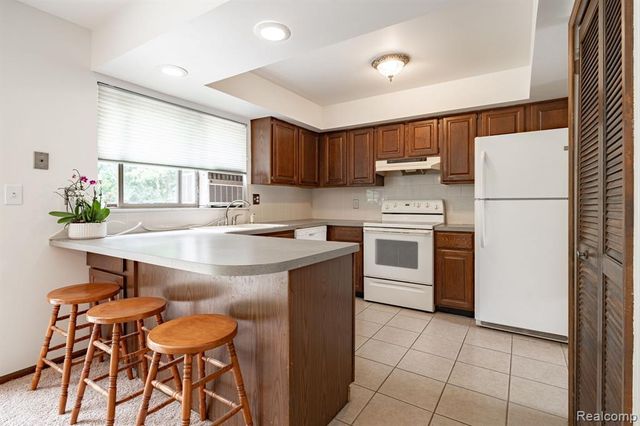2120 Arbor Avenue, Wixom, MI 48393