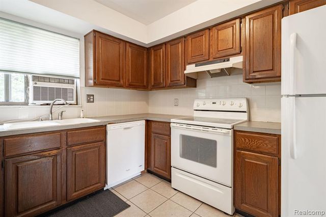2120 Arbor Avenue, Wixom, MI 48393