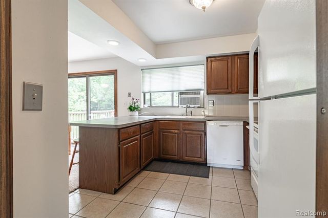 2120 Arbor Avenue, Wixom, MI 48393