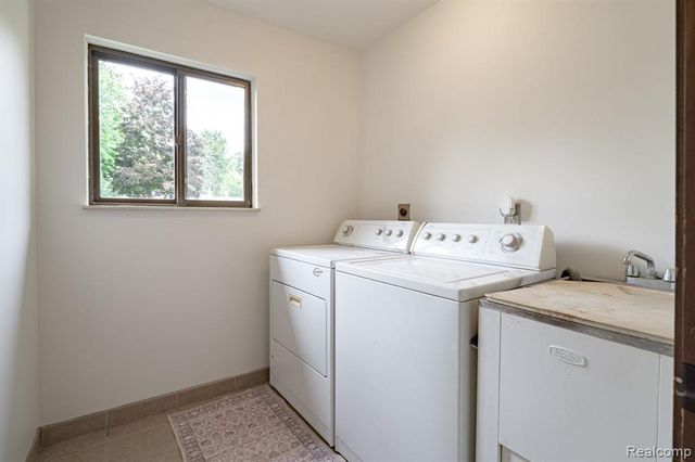 2120 Arbor Avenue, Wixom, MI 48393