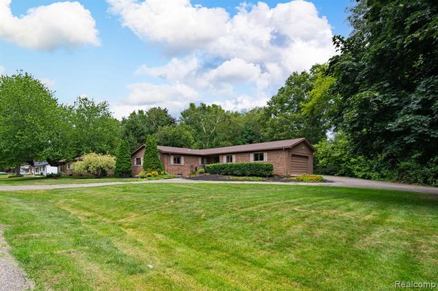 2120 Arbor Avenue, Wixom, MI 48393