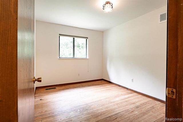 2120 Arbor Avenue, Wixom, MI 48393