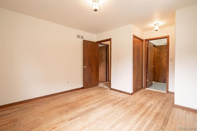 2120 Arbor Avenue, Wixom, MI 48393