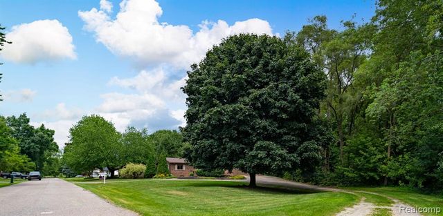 2120 Arbor Avenue, Wixom, MI 48393