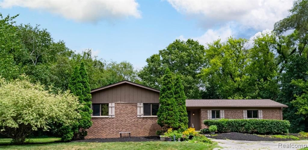 2120 Arbor Avenue, Wixom, MI 48393