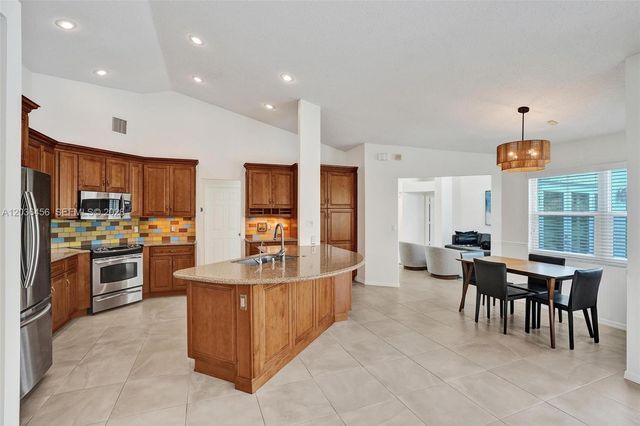2863 E Abiaca Circle, Davie, FL 33328
