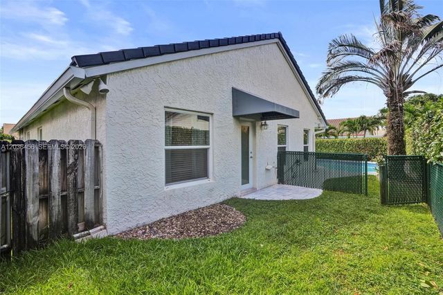 2863 E Abiaca Circle, Davie, FL 33328
