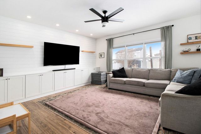 528 Hampton Manor Court, Valparaiso, IN 46385