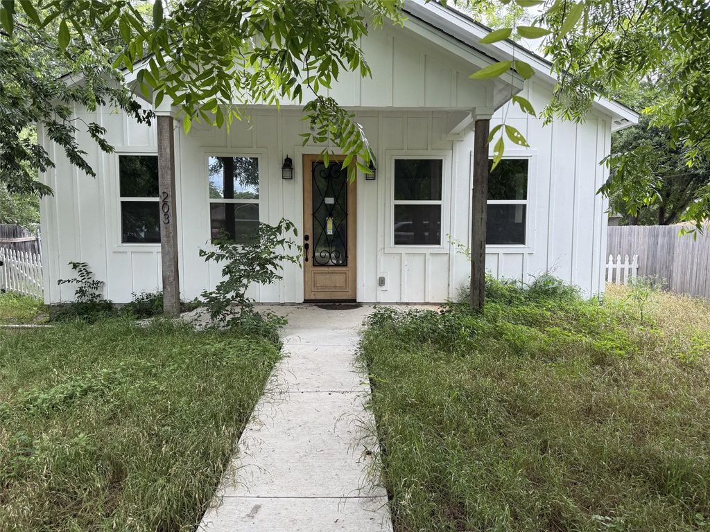 203 Vernon ST A, Thrall, TX 76578