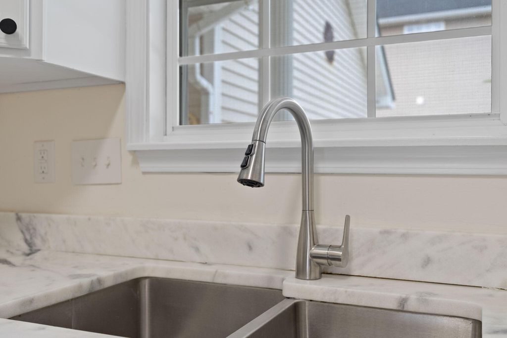 Image 10 of property listing at 327 Savannah River Drive, Summerville, SC 29485