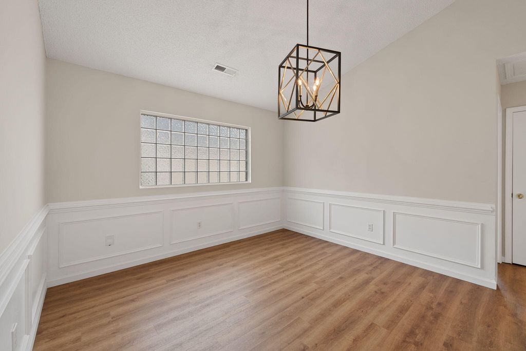 Image 11 of property listing at 327 Savannah River Drive, Summerville, SC 29485