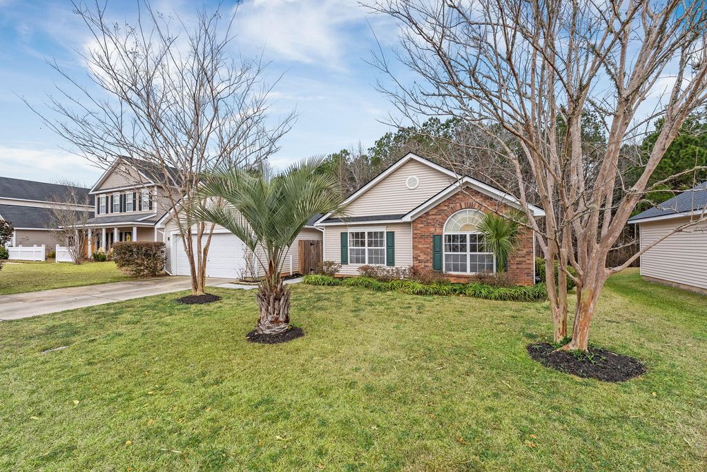 Image 2 of property listing at 327 Savannah River Drive, Summerville, SC 29485