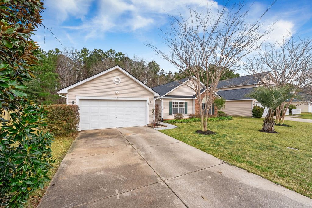 Image 3 of property listing at 327 Savannah River Drive, Summerville, SC 29485