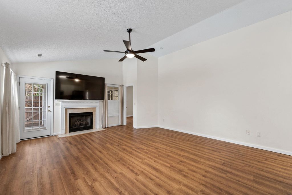 Image 4 of property listing at 327 Savannah River Drive, Summerville, SC 29485