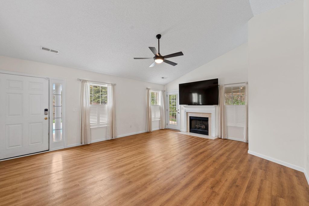 Image 5 of property listing at 327 Savannah River Drive, Summerville, SC 29485
