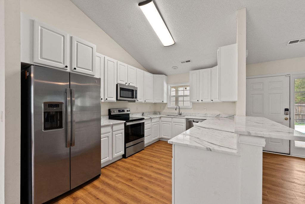 Image 6 of property listing at 327 Savannah River Drive, Summerville, SC 29485