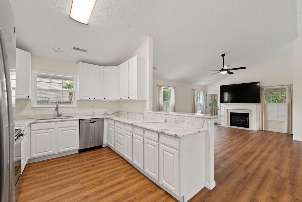 Image 7 of property listing at 327 Savannah River Drive, Summerville, SC 29485