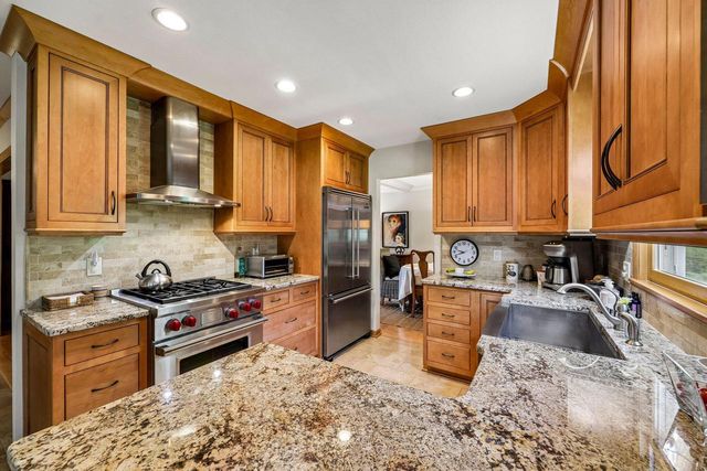 21700 Ann Rita DRIVE, Brookfield, WI 53045