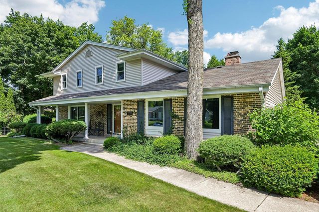 21700 Ann Rita DRIVE, Brookfield, WI 53045