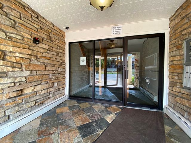 500 Chase Drive 16, Clarendon Hills, IL 60514