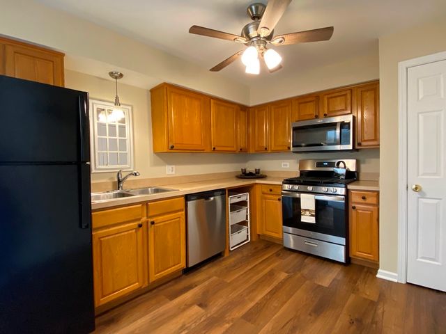 500 Chase Drive 16, Clarendon Hills, IL 60514