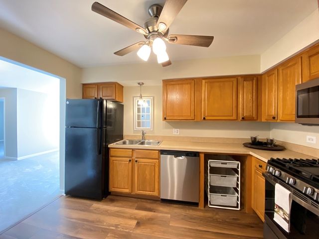 500 Chase Drive 16, Clarendon Hills, IL 60514