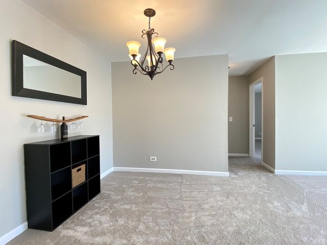 500 Chase Drive 16, Clarendon Hills, IL 60514