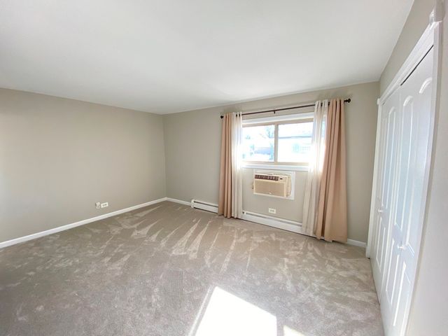 500 Chase Drive 16, Clarendon Hills, IL 60514