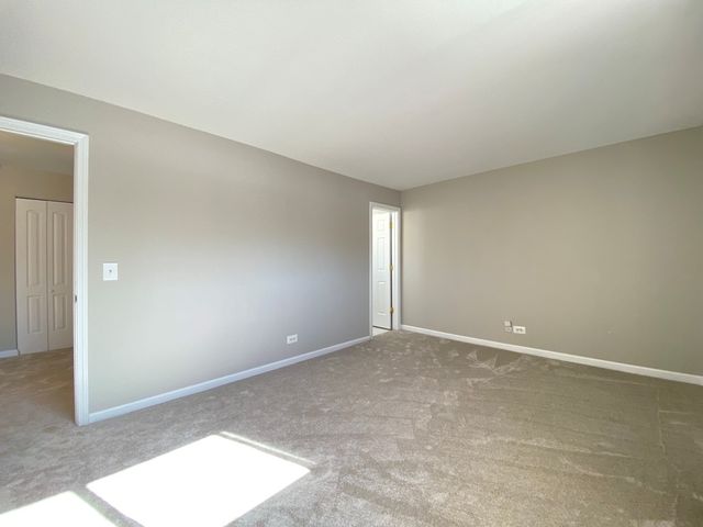 500 Chase Drive 16, Clarendon Hills, IL 60514