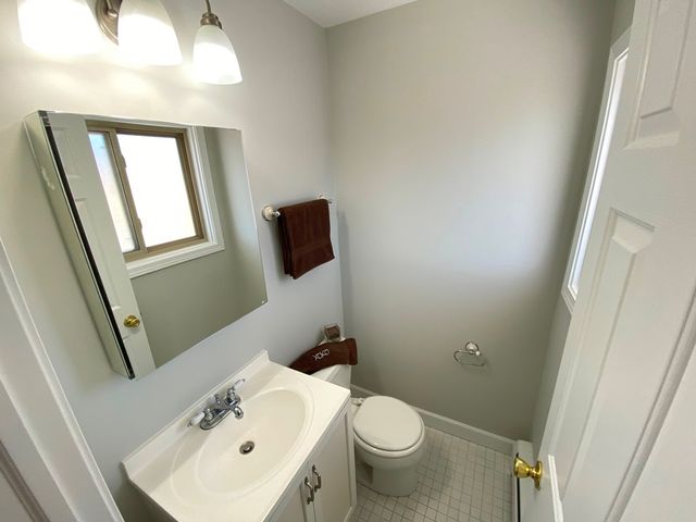 500 Chase Drive 16, Clarendon Hills, IL 60514