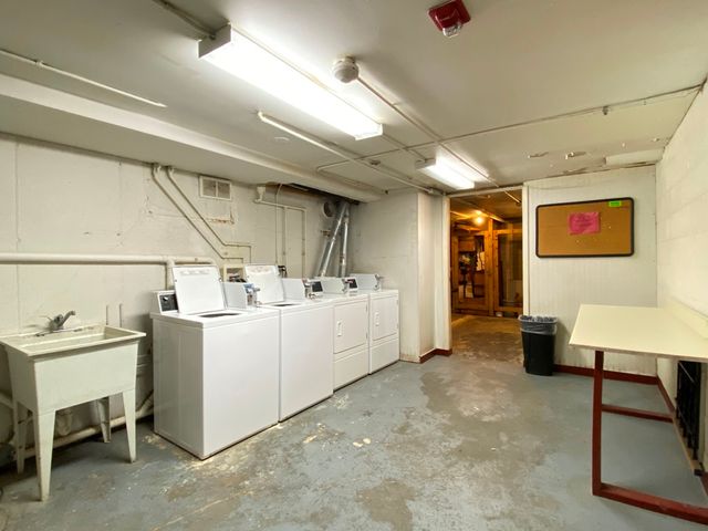 500 Chase Drive 16, Clarendon Hills, IL 60514