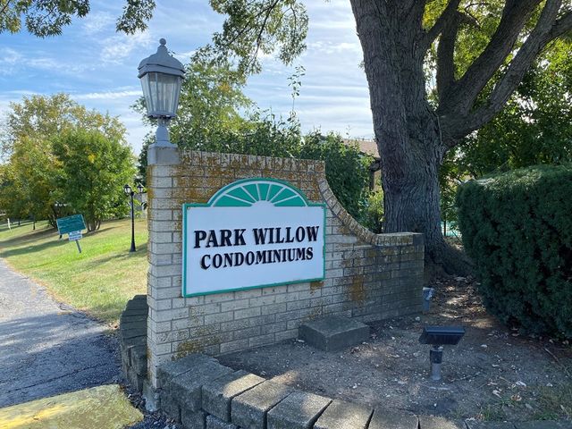 500 Chase Drive 16, Clarendon Hills, IL 60514