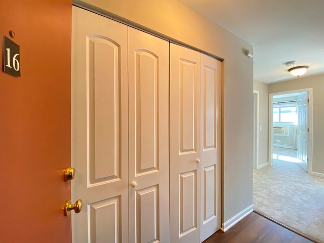 500 Chase Drive 16, Clarendon Hills, IL 60514