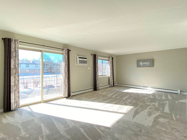 500 Chase Drive 16, Clarendon Hills, IL 60514