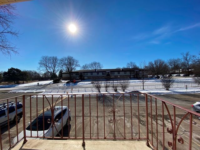 500 Chase Drive 16, Clarendon Hills, IL 60514