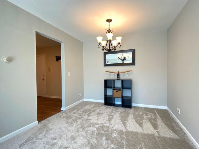 500 Chase Drive 16, Clarendon Hills, IL 60514