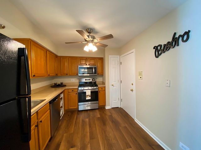 500 Chase Drive 16, Clarendon Hills, IL 60514