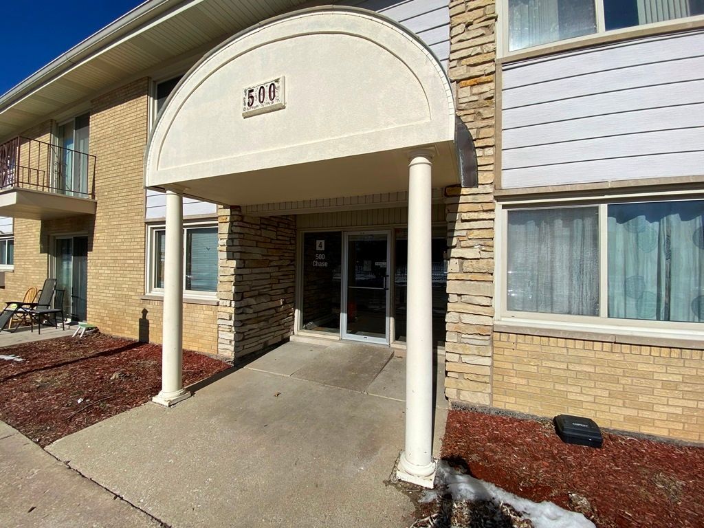 500 Chase Drive 16, Clarendon Hills, IL 60514