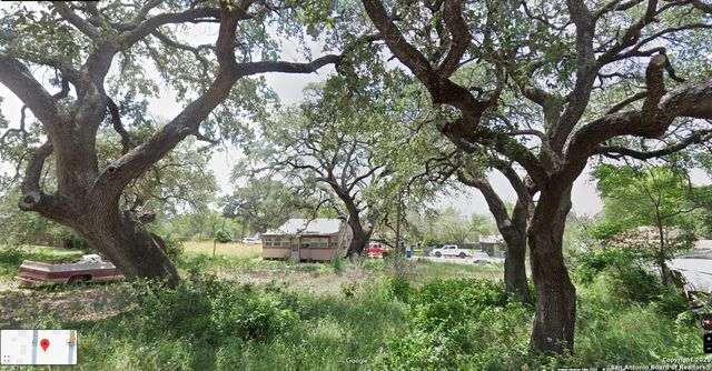 808 Chapa, Devine, TX 78016