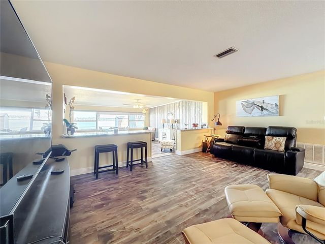 4192 CR 400, Lake Panasoffkee, FL 33538