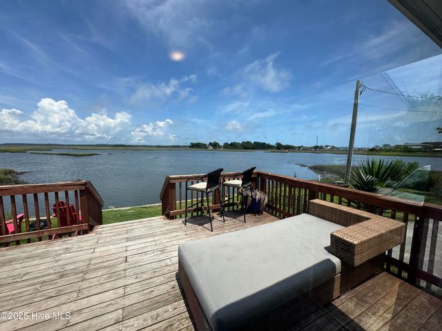 123 Cedar Point Boulevard, Cedar Point, NC 28584