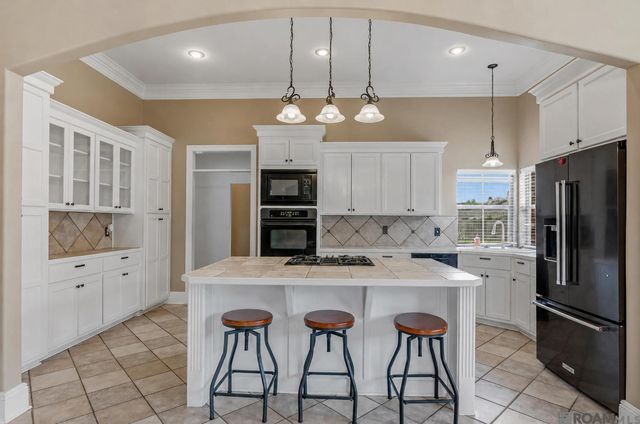 10837 Hillmont Ave, Baton Rouge, LA 70810
