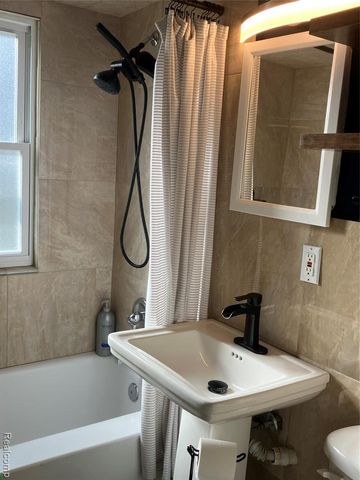 19305 Weyher Street, Livonia, MI 48152